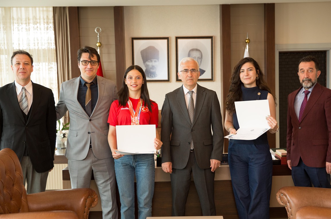 Rektör Prof. Dr. Kamil Çolak Şampiyon Öğrencilerimizi Makamında Ağırladı