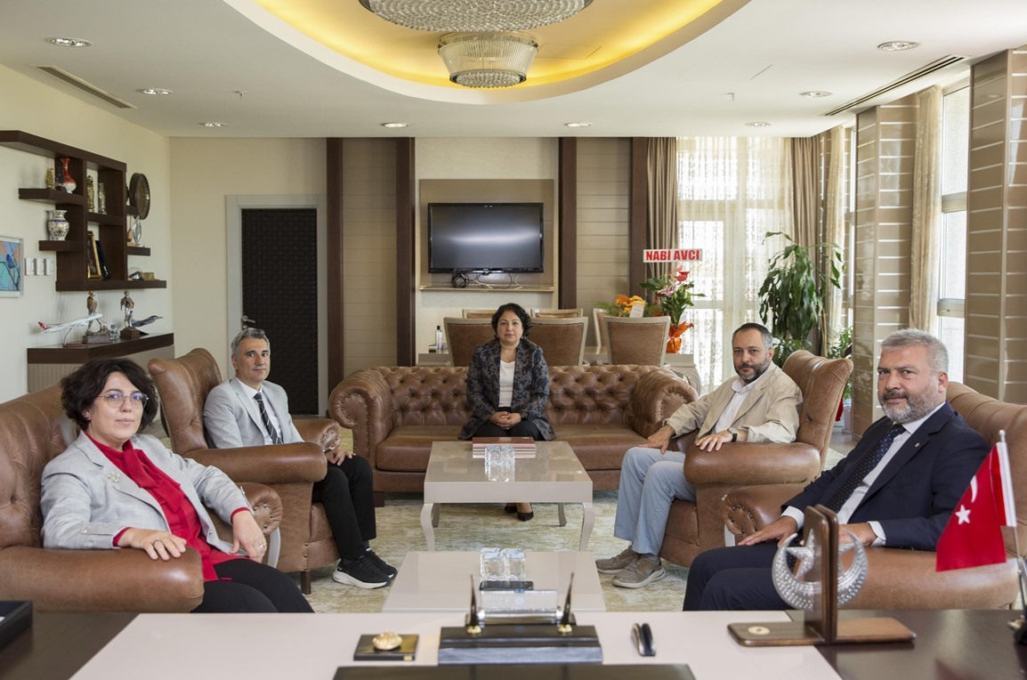 Anadolu Üniversitesi Rektörü Prof. Dr. Yusuf Adıgüzel’den Rektör Prof. Dr. Emine Gümüşsoy’a Hayırlı Olsun Ziyareti 