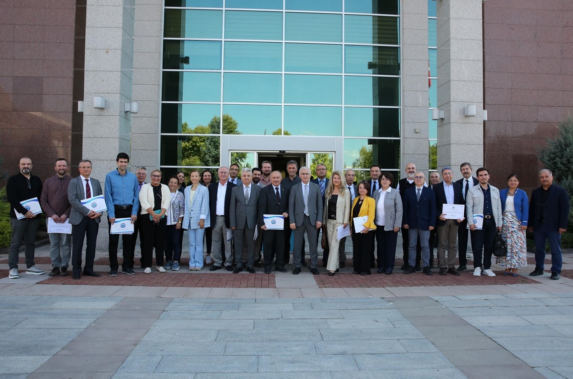 Üniversitemiz Rektörlüğü'nden Dünyanın En Etkili Bilim İnsanları Listesine Giren Akademisyenlerimize Teşekkür