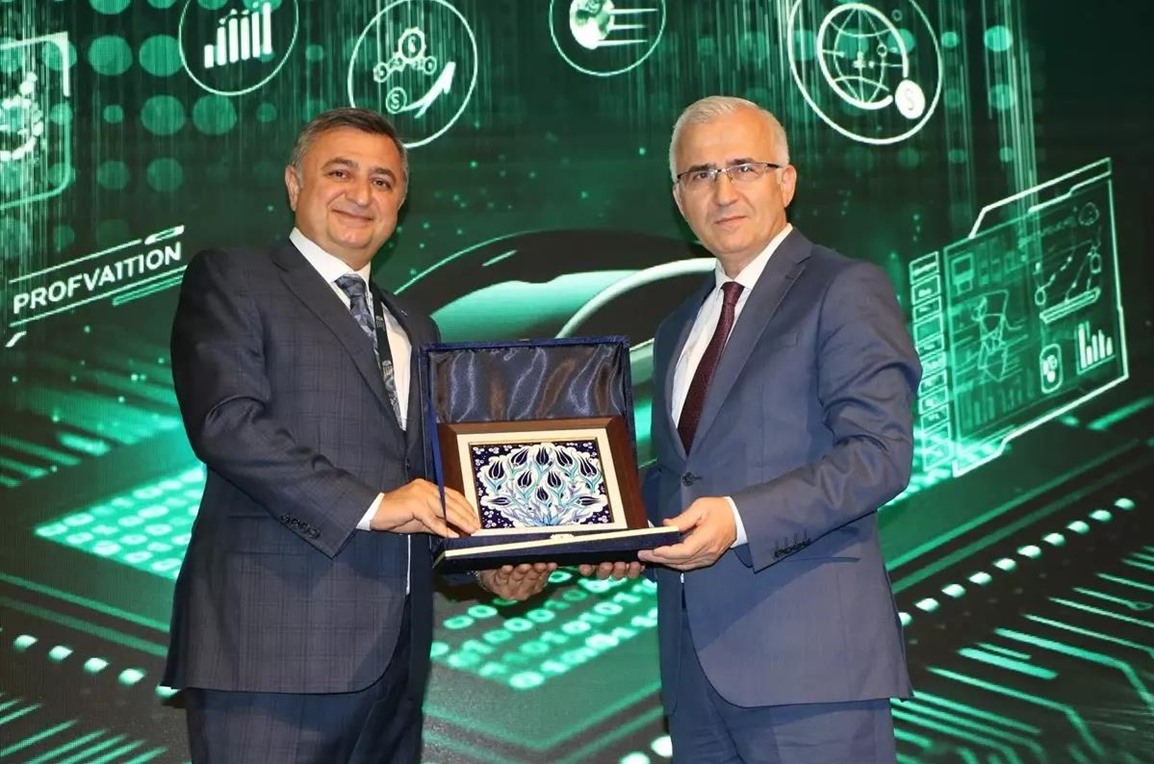 Uludağ Otomotiv Endüstrisi İhracatçıları Birliği’nden Rektör Prof. Dr. Kamil Çolak’a Plaket